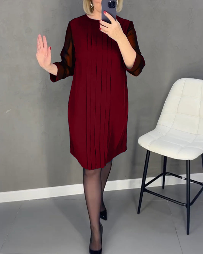 Robe élégante en maille plissée avec empiècements