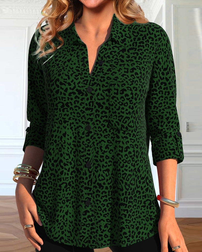 Robe léopard élégante détail revers