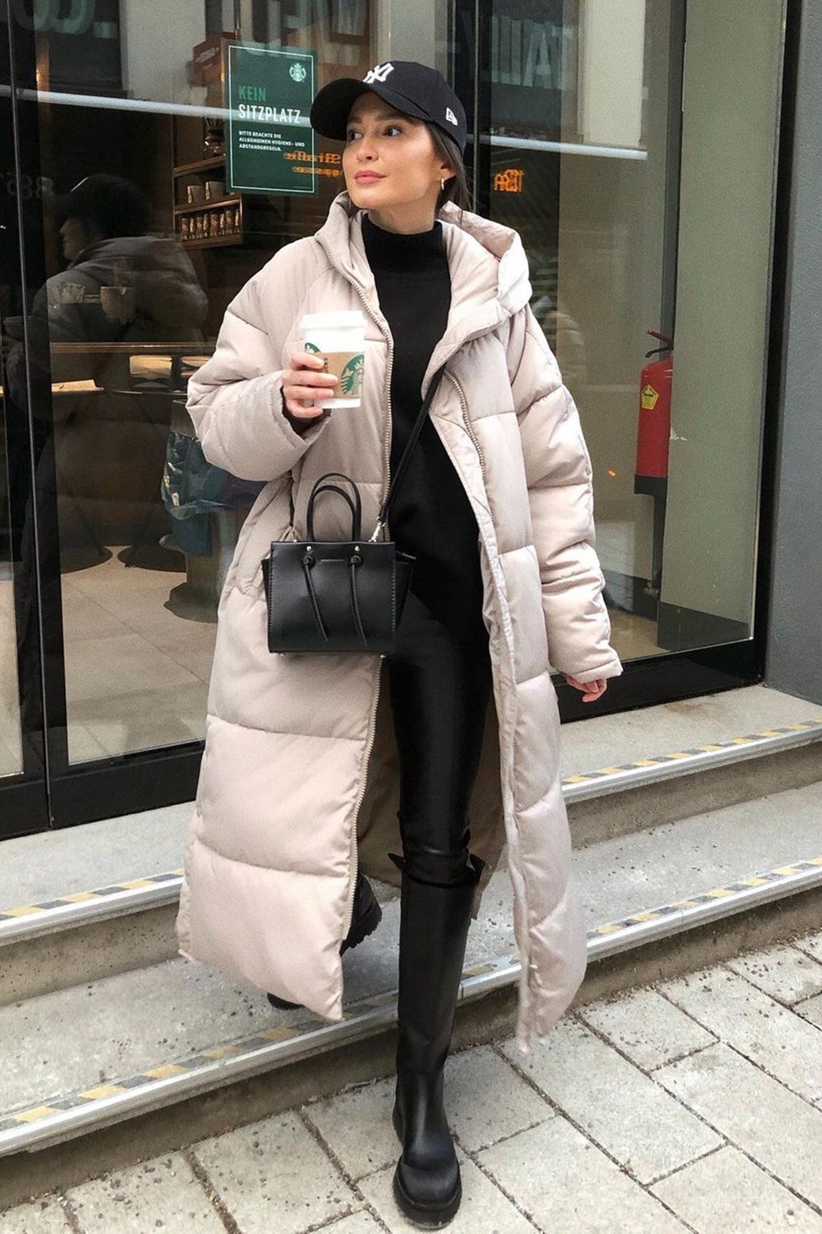 Manteau long élégant d'hiver garni de duvet