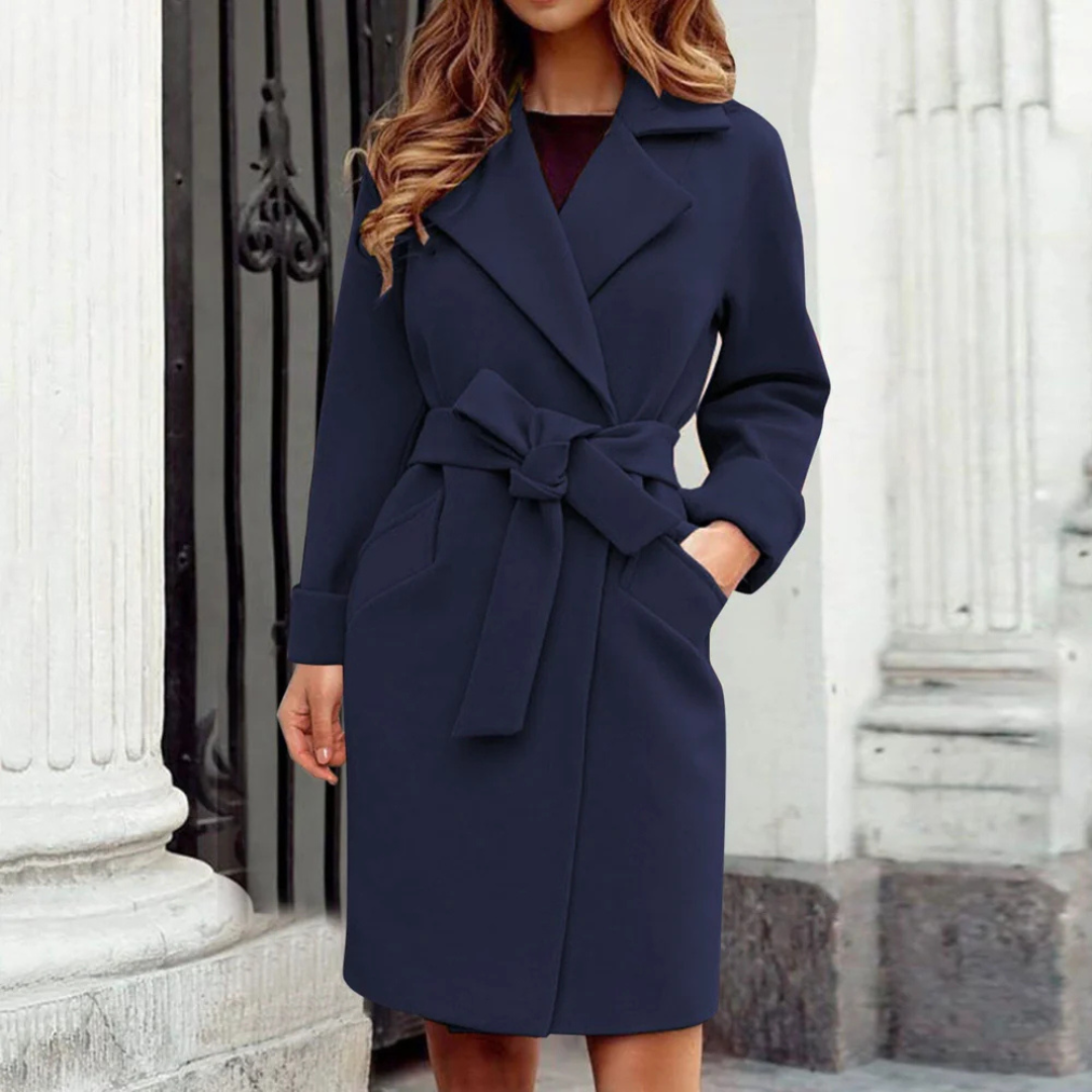 Manteau d'hiver long pour femme noir chaud isolé