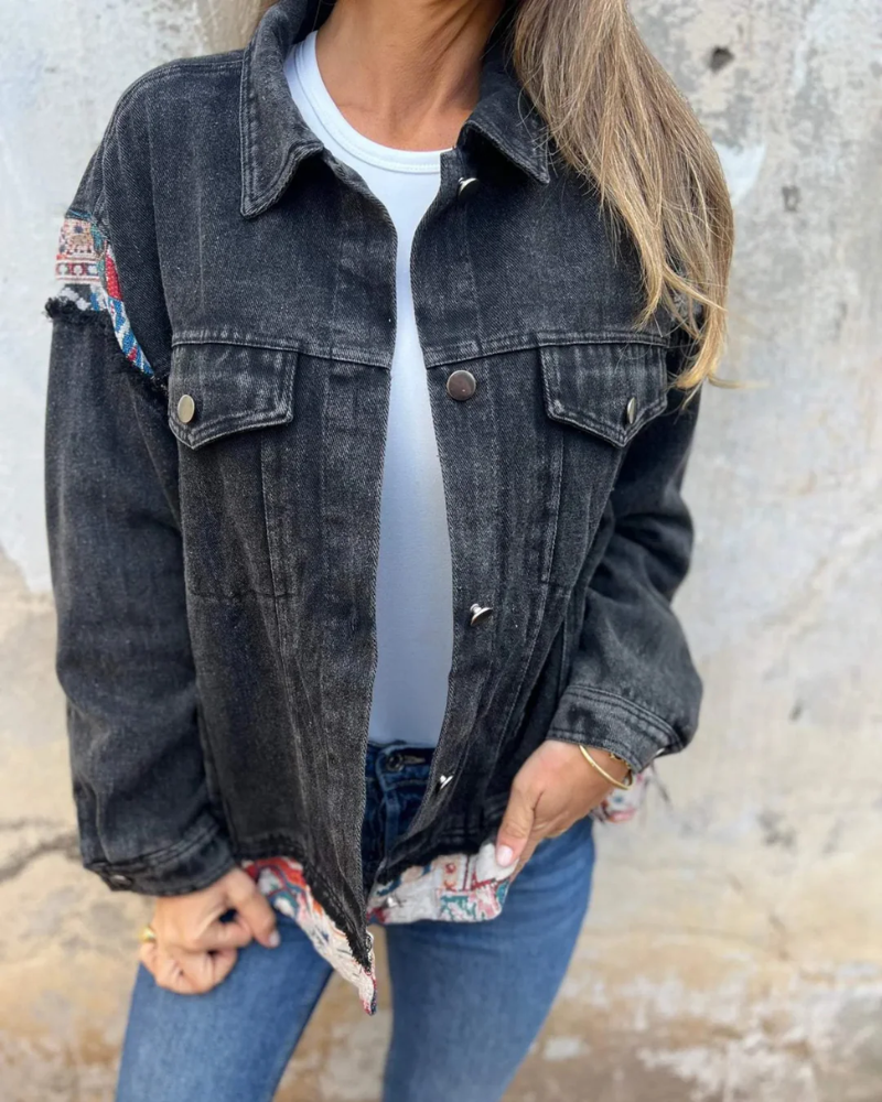 Veste en jean stylée avec broderies exotiques