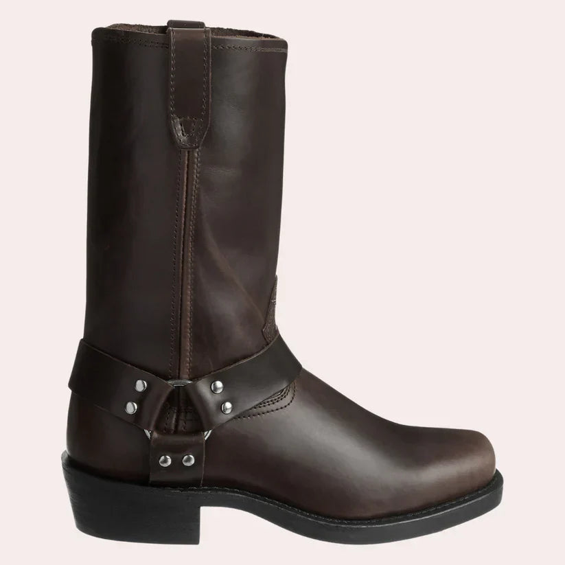 Élégantes chaussures en cuir, bottes avec motif clouté