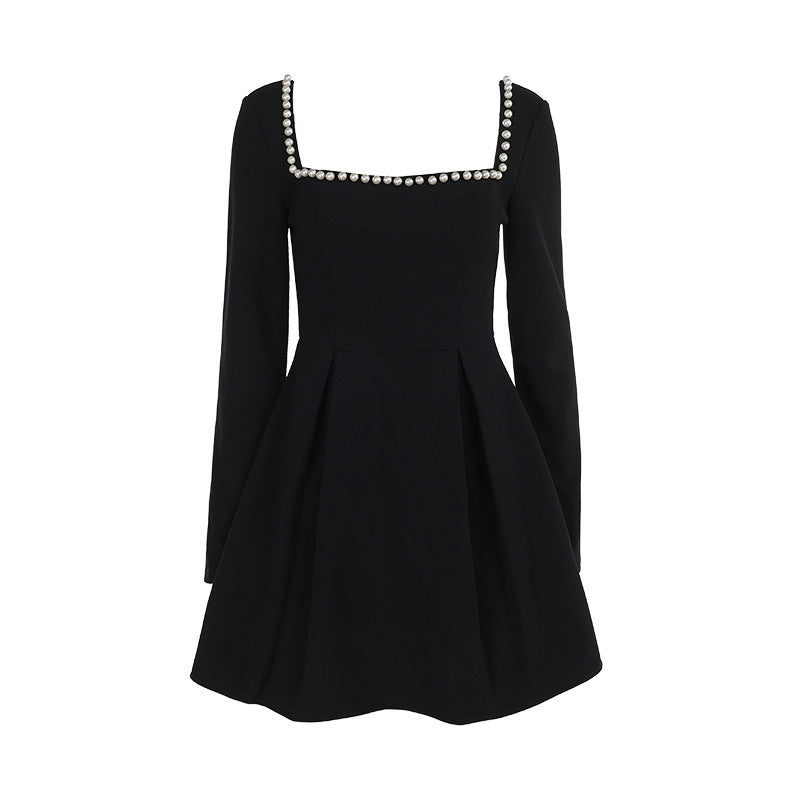 Robe de cocktail élégante pour femme avec décolleté perlé