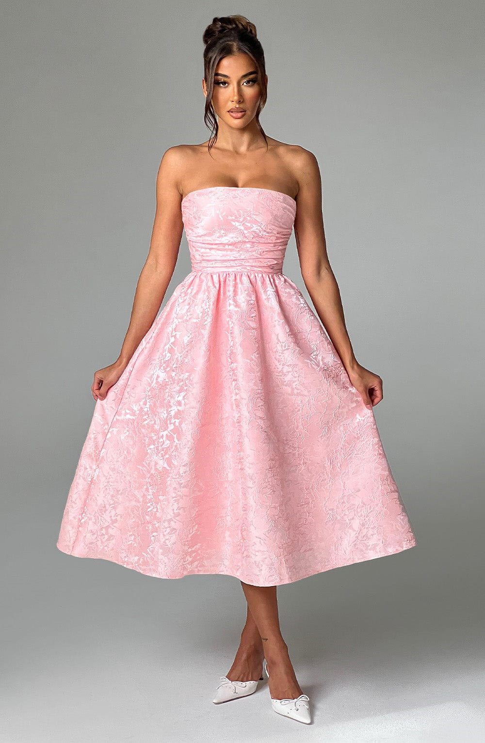 Robe élégante pour femme avec tissu brillant et décolleté séduisant