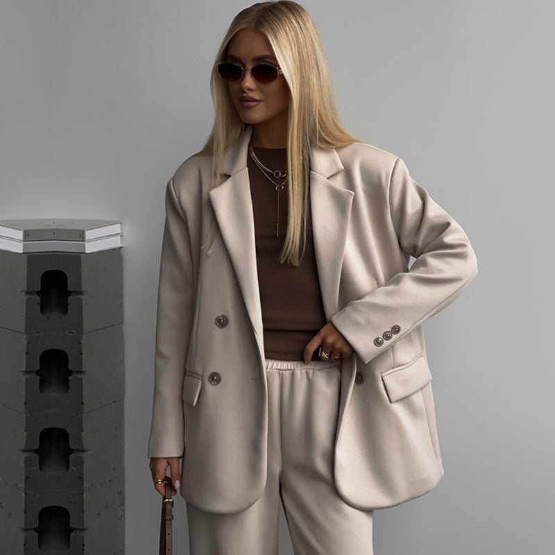 Ensemble deux pièces femme : blazer oversize et pantalon, style moderne et chic