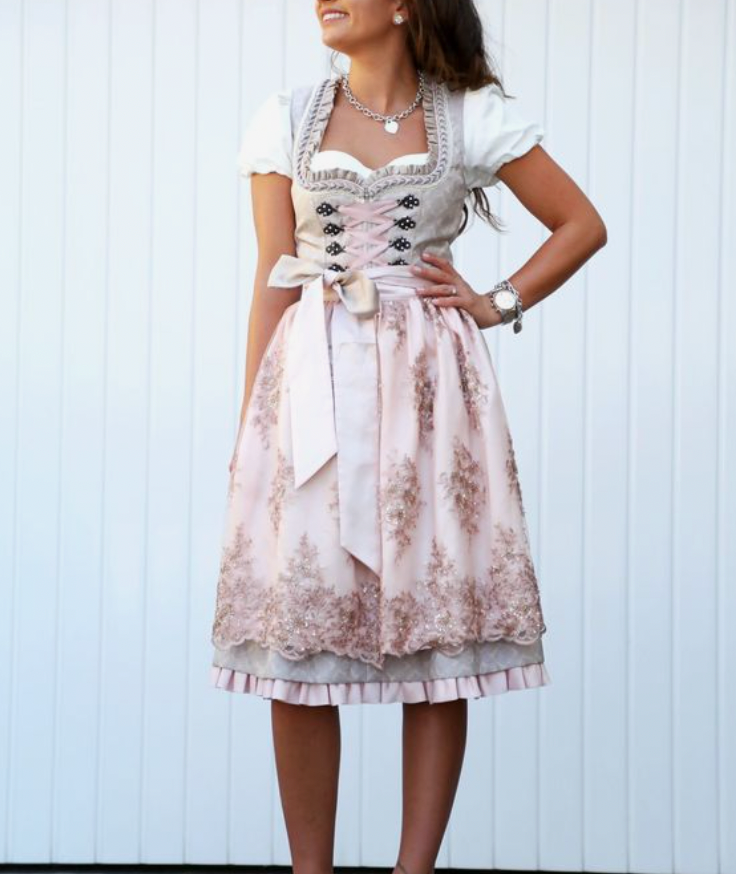 Robe dirndl traditionnelle avec tablier et chemisier