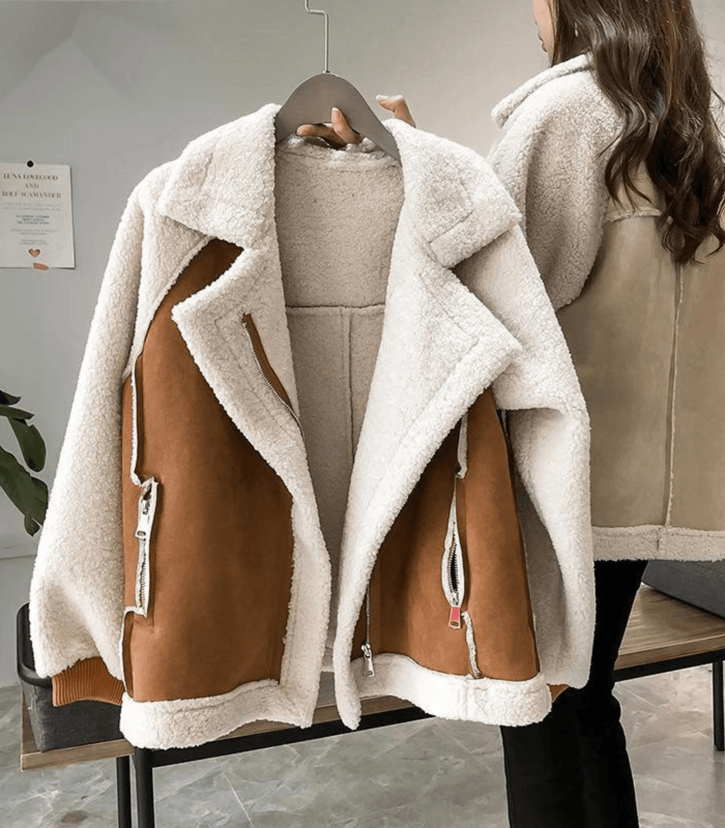 Veste féminine élégante avec ornements en fausse fourrure