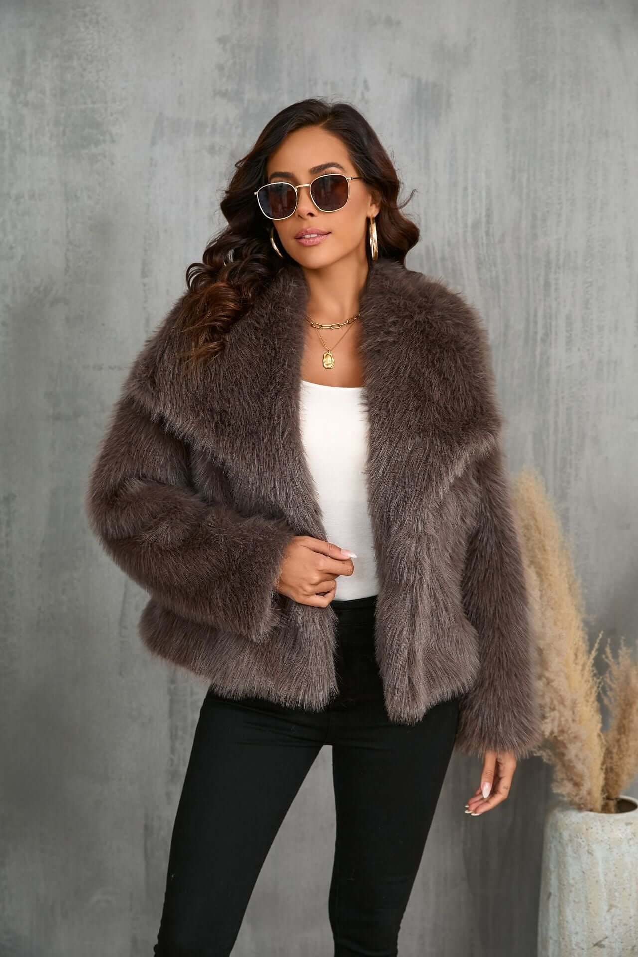 Élégant manteau femme taupe fausse fourrure