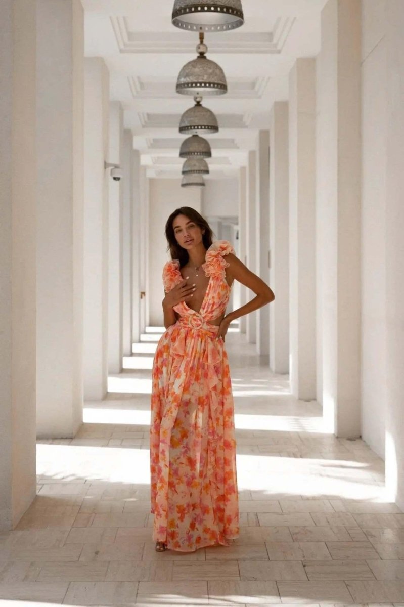 Robe longue d'été à fleurs avec décolleté volanté