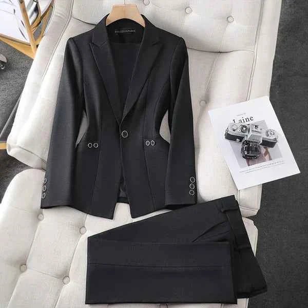 Ensemble tailleur-pantalon ou tailleur-jupe pour femme
