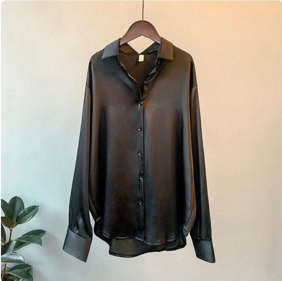 Élégant chemisier en satin grande taille avec fermeture boutonnée