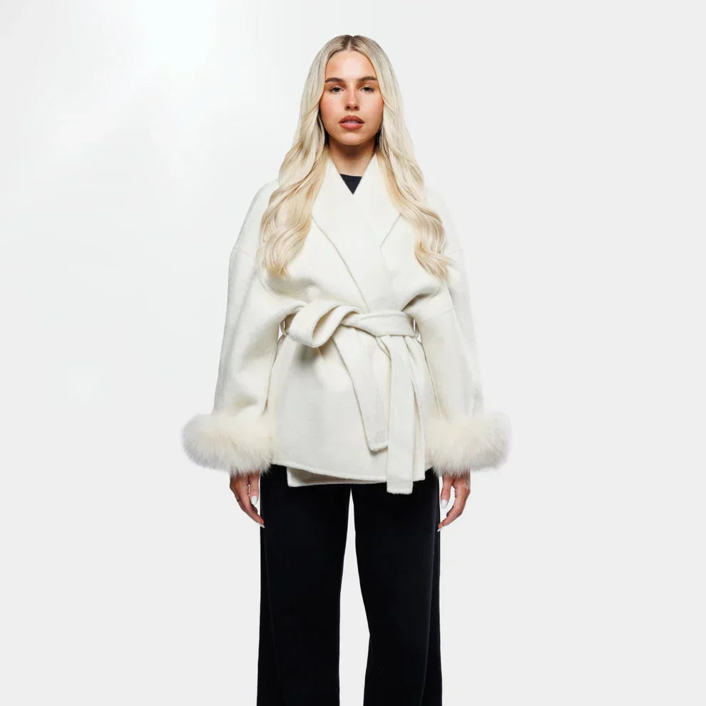 Élégante veste en laine avec ceinture et poignets en fausse fourrure