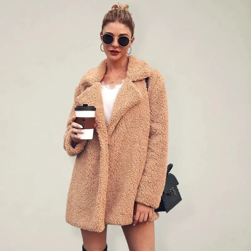 Manteau en peau d'agneau pour femme à grand col en V