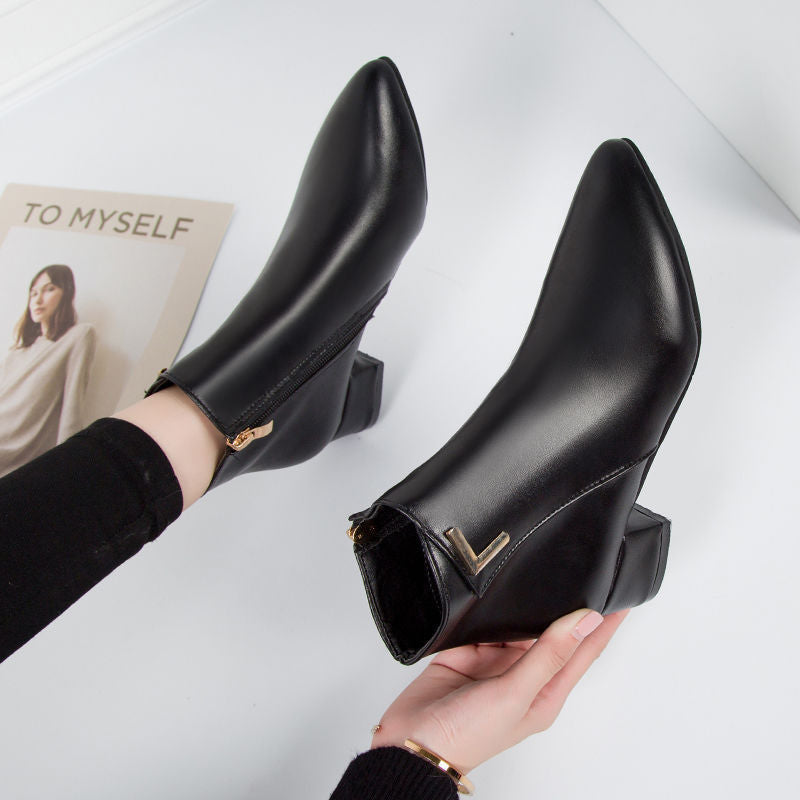 Bottines élégantes en suède à bout pointu et talon carré