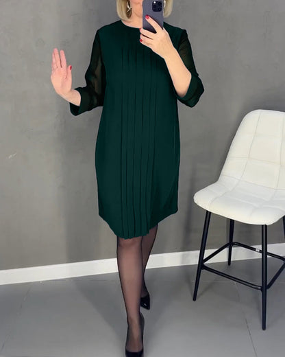 Robe élégante en maille plissée avec empiècements