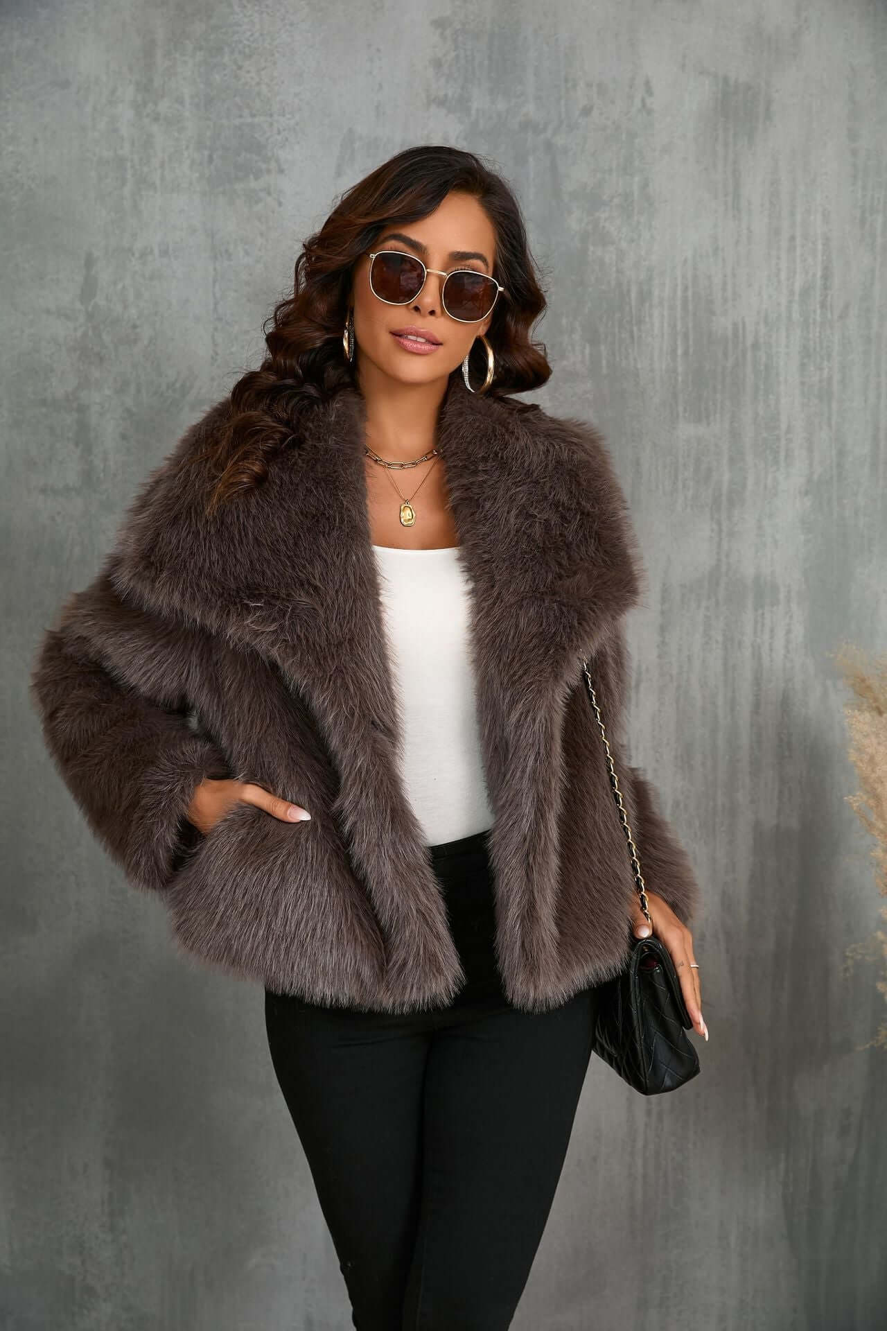 Élégant manteau femme taupe fausse fourrure