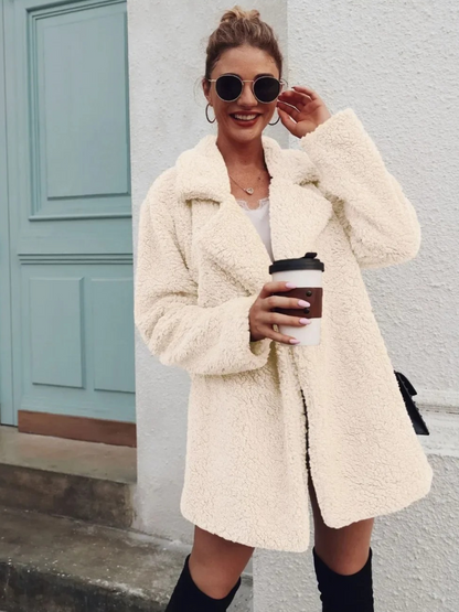 Manteau court en peluche douce pour femme avec col à revers