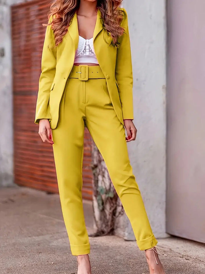 Tenue d'affaires élégante : blazer et pantalon