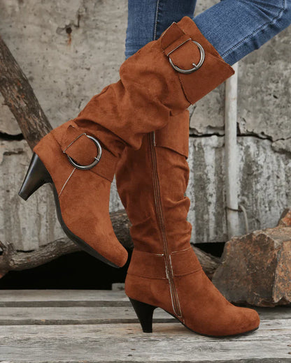 Bottes hautes chics et élégantes