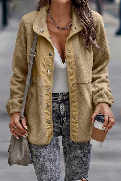 Veste à col roulé stylée avec un motif patchwork à poches