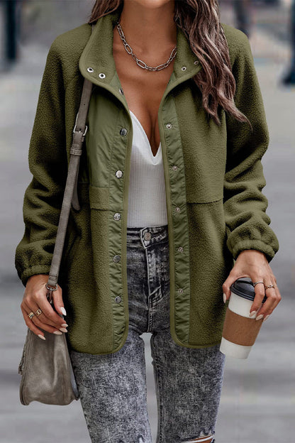 Veste à col roulé stylée avec un motif patchwork à poches