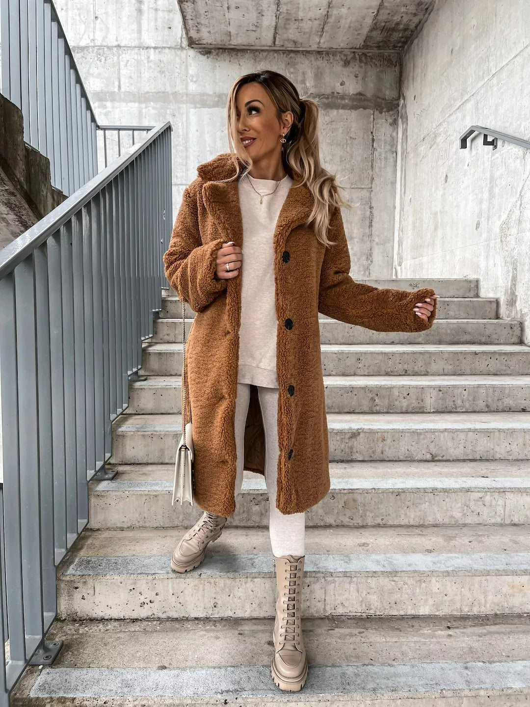 Trench-coat long élégant en fourrure pour femme