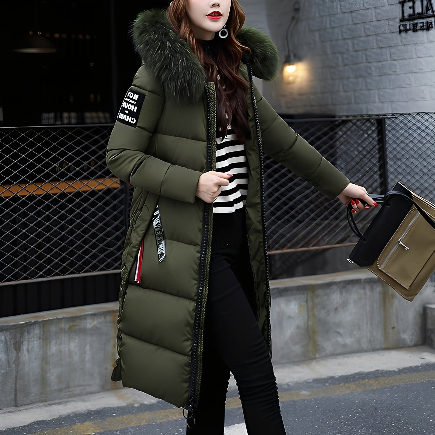 Manteau femme élégant avec bordure en fourrure