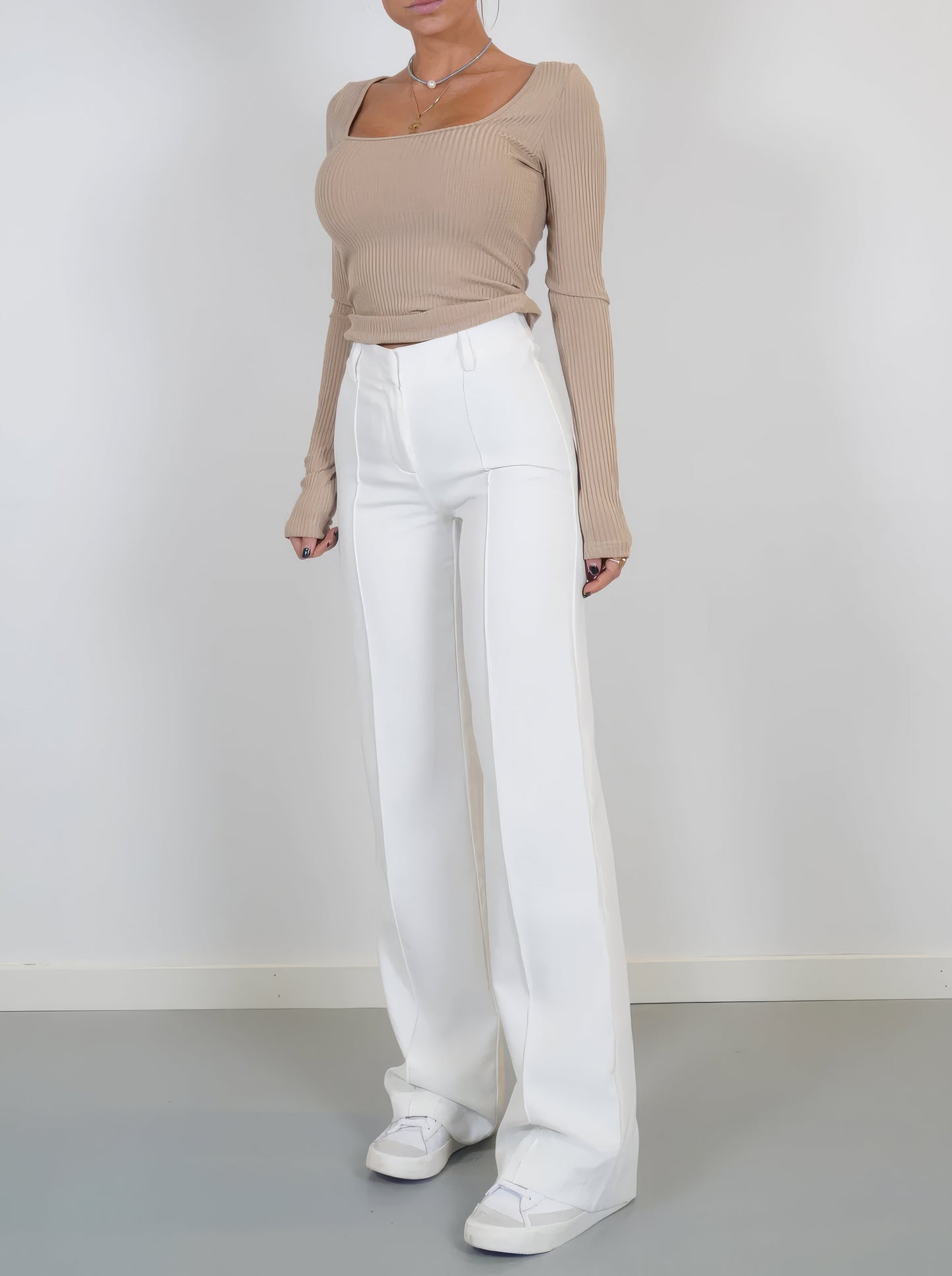 Pantalon sur mesure pour femme à jambe droite