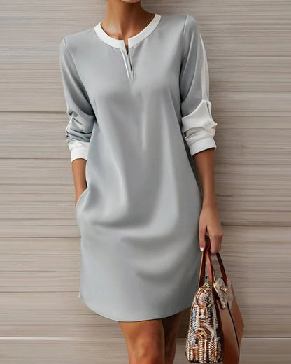 Robe élégante avec encolure ronde et col en V