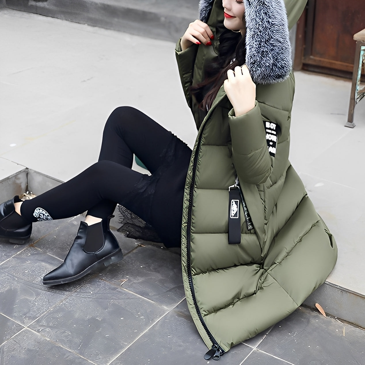 Manteau femme élégant avec bordure en fourrure