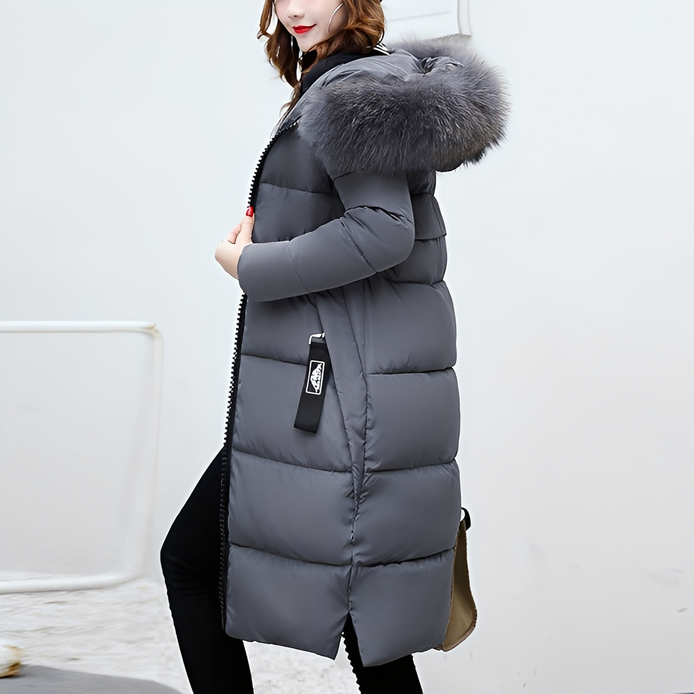 Manteau femme élégant avec bordure en fourrure
