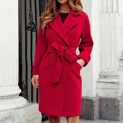 Manteau d'hiver long pour femme noir chaud isolé
