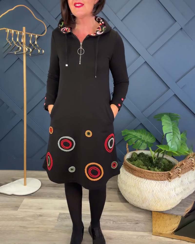 Robe à la mode avec motif circulaire et capuche