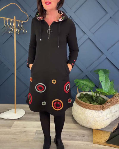Robe à la mode avec motif circulaire et capuche