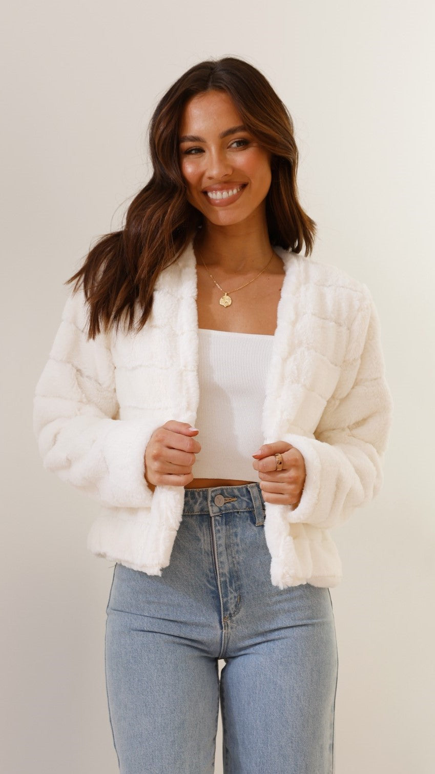 Veste courte en cuir, coupe structurée et matelassée