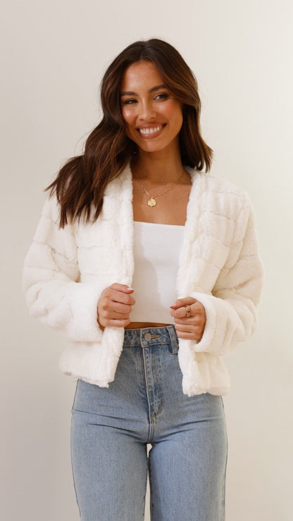 Veste courte en cuir, coupe structurée et matelassée