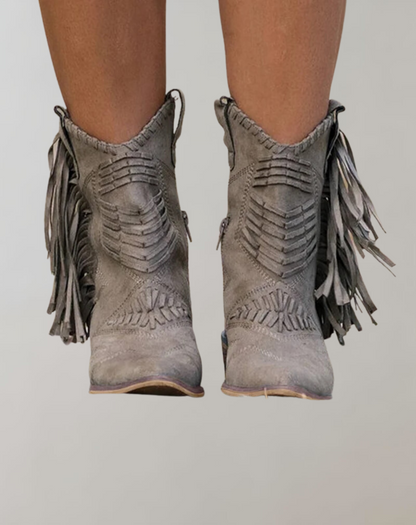 Bottes élégantes avec détails frangés