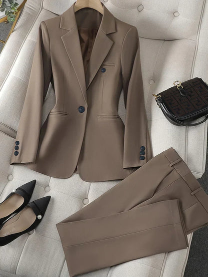 Ensemble tailleur élégant pour femme d'allure classique