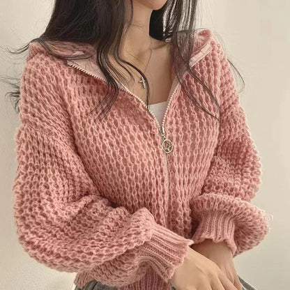 Cardigan court stylé à capuche et détails modernes