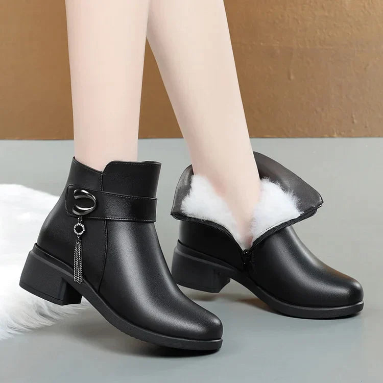 Bottes en cuir pour femme avec boucle en métal, aspect velours
