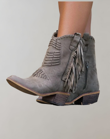 Bottes élégantes avec détails frangés