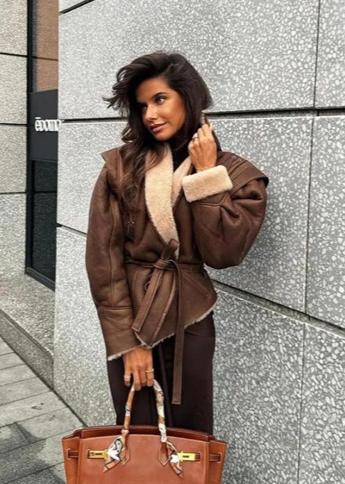 Veste portefeuille en cuir avec garniture en fourrure douce