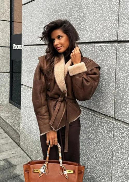 Veste portefeuille en cuir avec garniture en fourrure douce