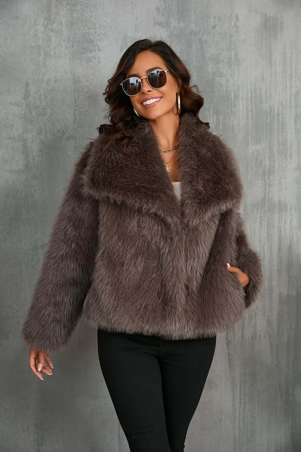 Élégant manteau femme taupe fausse fourrure