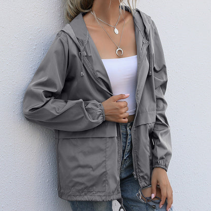 Imperméable court et pratique