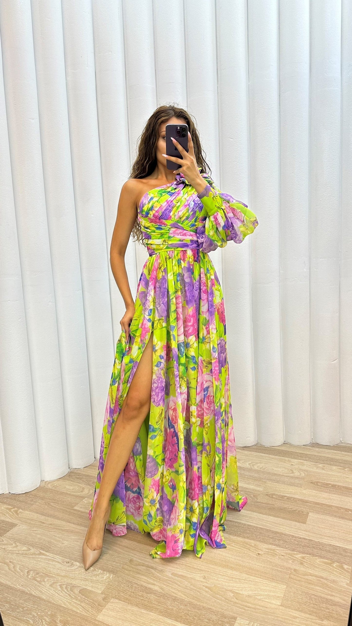 Robe élégante femme motif floral mariage