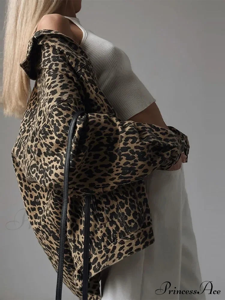 Stylische Jeansjacke mit Leopardenmuster - IdealeKleiden