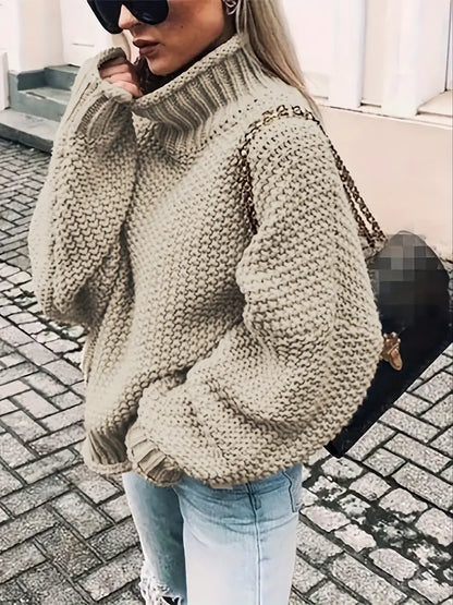 Pull col roulé uni et élégant