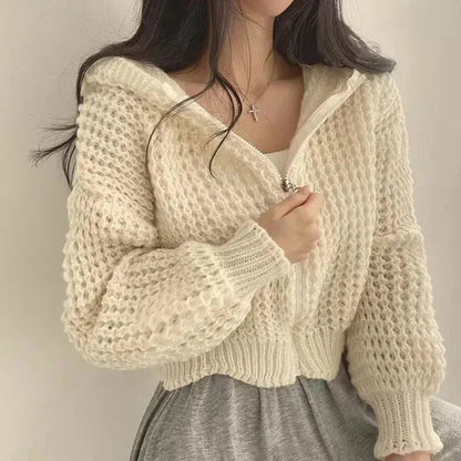 Cardigan court stylé à capuche et détails modernes