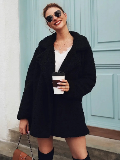 Manteau court en peluche douce pour femme avec col à revers